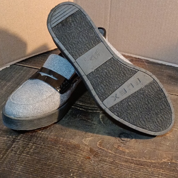 Shoes - Picture 3 of 4